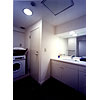 壁紙・キャビネット・天井を白くまとめている洗面所の実例