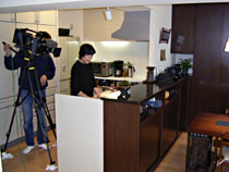 施主様がキッチンで調理をしている様子をテレビカメラで撮影中。
